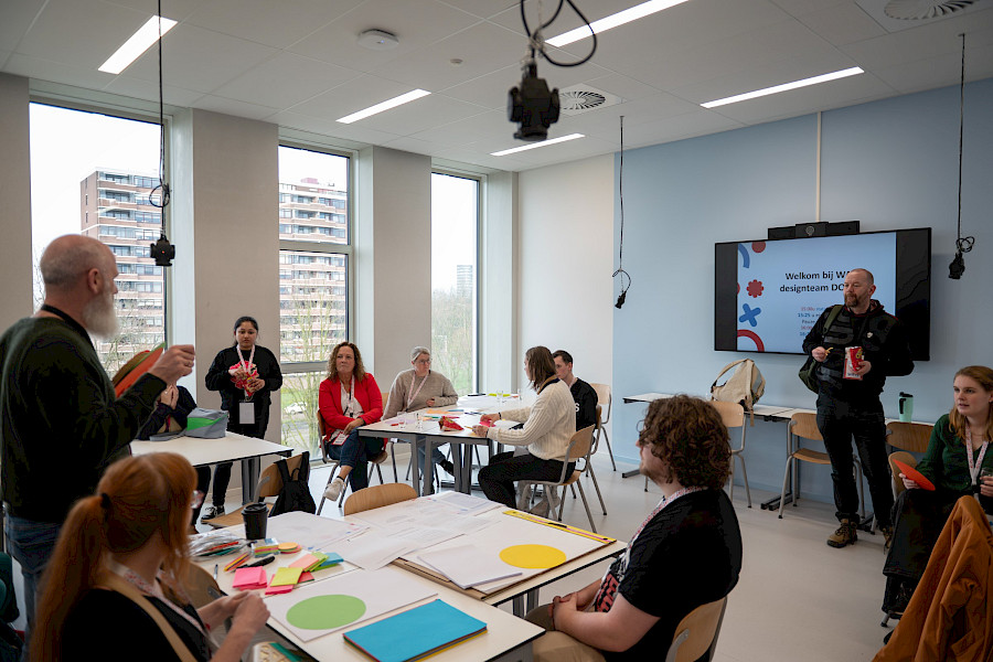 Foto met 5 studenten.